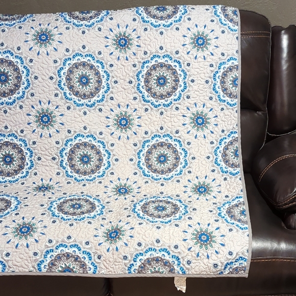 Twin 58x86 Inch Elegant Blue and Gray Mandala Quilt - Picture 2 of 10